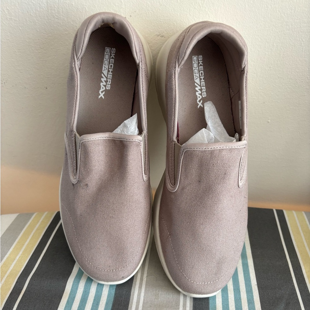 Sketchers Goga Max slip on sneakers